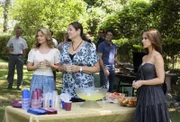 Matt, ein Freund von, Jim (David Conrad, 2.v.r.) ist aus dem Irakkrieg zurück. Gina (Kate Levering, l.), Delia (Camryn Manheim, M.) und Melinda (Jennifer Love Hewitt, r.) nehmen an der Party, die die Stadt ihm zu Ehren veranstaltet, teil.
