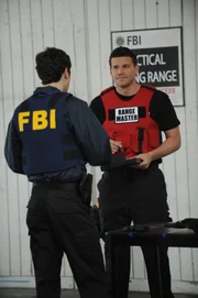 Sweets (John Francis Daley, l.) absolviert seinen Test zum Führen einer Dienstwaffe, damit er Booth (David Boreanaz) in Zukunft unterstützen kann.