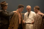 „Rukeli“ Trollmann (Hannes Wegener, li.) steigt in den Ring gegen Willi Bolze (Pat Perz). Der Ringrichter (Gernot Schmidt, Mitte) eröffnet den langersehnten Kampf.