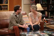 Während sie von Sheldons Problemen gehört haben, kam Penny (Kaley Cuoco, r.) und Leonard (Johnny Galecki, l.) eine verrückte Idee ...