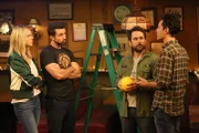(v.l.n.r.) Dee Reynolds (Kaitlin Olson); Mac (Rob McElhenney); Charlie Kelly (Charlie Day); Dennis Reynolds (Glenn Howerton)