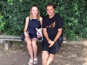 Seit Monaten macht die Hündin "Bonnie" Frauchen Corinna das Leben schwer. Der Grund: Chihuahua-Dame pinkelt drinnen ständig und überall hin. Nicht einmal nachts im eigenen Bett ist Corinna vor den Pinkelattacken von "Bonnie" sicher. Die 19-Jährige ist mit den Nerven völlig am Ende und bittet den Hundeprofi Martin Rütter um Hilfe.