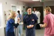 Zur großen Verärgerung von J.D (Zach Braff, M.). und Co. wird in der Klinik das Erscheinen eines Kollegen namens Dr. Fisher (Jay Mohr, r.) angekündigt, der eine eigene Praxis in der Stadt betreibt und sich nun exklusiv im "Sacred Heart" um eine seiner Patientinnen kümmern will ...