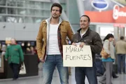 Ben (Tom Beck, l.) und Semir (Erdogan Atalay) warten am Flughafen auf das neue Aupairmädchen der Gerkhans und sind beim Anblick der jungen Frau angenehm überrascht...