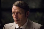 Ist schon lange nicht mehr nur der Jäger, sondern Hannibal (Mads Mikkelsen) ist inzwischen auch ein Gejagter - und dies vor allem nicht durch die polizeilichen Ermittlungen ...