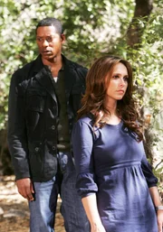 Casey (Orlando Jones, l.) muss sich eingestehen, dass er nicht mit Geistern kommunizieren kann. Melinda (Jennifer Love Hewitt, r.) macht ihm ein Angebot ...