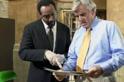 Detective Ed Green (Jesse L. Martin, l.) und Detective Joe Fontana (Dennis Farina)