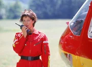 Biggi Schwerin (Sabine Petzl) mit Walkie Talkie.