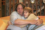 Lisa (Alexandra Neldel, r.) hadert mit der neuen Verantwortung und wird von ihrem Vater Bernd (Volker Herold, l.) getröstet.