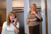 Als Lisa (Alexandra Neldel, l.) versucht Agnes (Susanne Szell, r.) anzurufen, um sie zurückzuholen, steht die schon hinter ihr: David hat ihr bereits den alten Job angeboten!