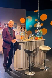 MDR FERNSEHEN DAMALS WAR'S, "Präsentiert von Wolfgang Lippert", am Sonntag (02.03.25) um 20:15 Uhr. „Damals war’s“ feiert 30-jähriges Jubiläum voller Erinnerungen, Emotionen und spannender Zeitreise-Momente. In dieser besonderen Ausgabe führt Moderator Wolfgang Lippert durch die letzten 6 Jahrzehnte mit viel Musik, witzigen Geschichten, Trends und Schlagzeilen. Und auch diesmal können Sie ein ganz bestimmtes Jahr erraten. Wolfgang Lippert