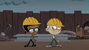 Clyde (li.) und Lincoln (re.) fliehen vor einem Zombie. Letztlich stellt sich heraus, dass es sich bei diesen Zombies die ganze Zeit um ihre Väter gehandelt hat und die Stadt aufgrund eines schlimmen Sturms verlassen ist.  +++