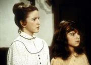 Sylvia Webb (Olivia Barash, r.) wird vom Schulkommitee verhört. Ihre Lehrerin (Melissa Gilbert, l.) steht ihr bei.