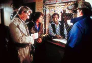 In einer Obdachlosenmission erfahren Jonathan (Michael Landon, 2.v.l.), Mark (Victor French, r.) und der Zeitungskolumnist Basinger (Richard Mulligan, l.), dass ein Paar mit den Namen Maria und Josef abgewiesen wurde.