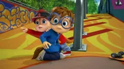 Alvin (l.) entdeckt auf dem Spielplatz ein Mädchen, in das er sich auf der Stelle verliebt. Nun gilt es herauszufinden, wer die bezaubernde Schönheit ist.