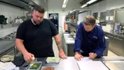 Sternenkoch Lukas Jakobi (li.) kocht jetzt auch vegan für eine deutsche Airline.