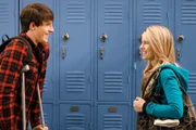 Teddy (Bridget Mendler, re.) fragt Spencer (Shane Harper, li.), ob dieser mit ihr zusammen beim Talentwettbewerb mitmachen möchte.