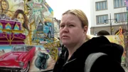 S7F56: Sandra besucht mit zwei ihrer Kinder den Ostermarkt. Leider herrscht im Portemonnaie der Familie Ebbe, was das Vergnügen beeinträchtigen könnte.
