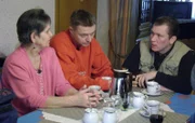 Otto Schulte (re.) erwartet eine wenig erfreuliche Aufgabe. Nach einem Todesfall muss ein ganzes Haus vor dem Verkauf geräumt werden. Die Angehörigen (Angelika + Sohn Andreas) stehen noch unter Schock und auch Otto lässt die Situation nicht kalt.