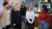 Ronja (Theresa Traser, 2.v.r.) wird von der WG als neue Mitbewohnerin willkommen geheißen. Von links Theo (Julius Dombrink), Cecilia (Carina Koller) und Baris (Metehan Demiröz); rechts Esma (Özge Delioglan)