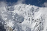 Die Südwand des 7061 Meter hohen Nilgiri in Nepal. Nördlich des Gipfels beginnt das Tibetische Hochplateau.