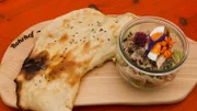Bei Laura Alena Schmid, Unterböhringen, Schwäbische Alb. Gruß aus der Küche: Original Unterböhringer Blätzle mit „Flotter Henne“, Geflügelsalat und Wildkräutern.