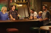 (v.l.n.r.) Dee Reynolds (Kaitlin Olson); Dennis Reynolds (Glenn Howerton); Charlie Kelly (Charlie Day); Frank Reynolds (Danny DeVito); Mac (Rob McElhenney)
