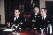 In der Verhandlung gegen Lt. Roberts (Patrick Laboyorteaux, r.) hat Harmon Rabb Jr. (David James Elliott, l.) die Verteidigung übernommen. Lt. Harriet Sims (Karri Turner, M.) wohnt der Verhandlung bei.