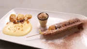 Bei Laura Alena Schmid, Unterböhringen, Schwäbische Alb. Nachspeise: Karamellisierte Apfelspalten mit Vanillesoße an gefüllter Waffel am Stiel und Eierlikörchen.