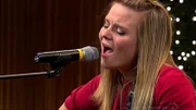 Lanae Hale tritt auf.