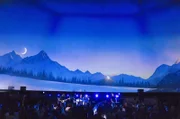 „Musicverse“ kombiniert akustische und visuelle Medien synästhetisch miteinander, so dass kunstdialektische Räume und immersive Atmosphären entstehen.