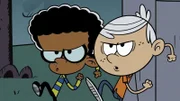 Clyde (li.) und Lincoln (re.) haben die ganze Nacht heimlich ihre Zombie-Serie geschaut. Als sie sich zurückschleichen ist die gesamte Stadt wie leergefegt. Die beiden fühlen sich wie in einer Zombieapokalypse und machen sich auf den Weg in ihr Versteck, wo sich ihre Zombiebekämpfungsausrüstung befindet.  +++