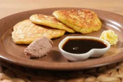Bei Leonie Froböse in Lage, Ostwestfalen-Lippe: Gruß aus der Küche: Lippischer Pickert mit Zuckerrübensirup, Leberwurst vom Schwäbisch-Hällischen Landschwein und Butter.