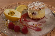 Bei Leonie Froböse in Lage, Ostwestfalen-Lippe. Nachspeise: Vanille-Wolken-Törtchen mit Himbeersoße und gefüllte Zitrone.