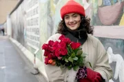 Lucie Fischer Chapalain möchte Fremden mit einer Rose eine Freude machen.