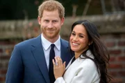 Prinz Harry und Meghan Markle geben ihre Verlobung offiziell im Sunken Garden im Kensington Palace im Zentrum von London bekannt.
