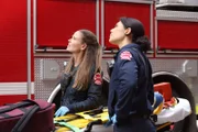Sie verfolgen den Einsatz mit angehaltenem Atem, v.li.: Jocelyn Hudon als Lyla Novak, Hanako Greensmith als Violet Mikami