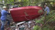 Mauro und Viola wollen das alte Boot von Violas Vater von dem Müllberg befreien