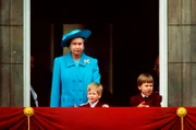 Königin Elizabeth II. mit ihren Enkeln Prinz Harry (M.) und Prinz William (r.) auf dem Balkon des Buckingham Palace am offiziellen Geburtstag der Königin.