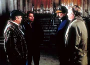 Basinger (Richard Mulligan, r.) bezeichnet sich, Mark (Victor French, 2.v.r.) und den Taxifahrer Barney (Barney Martin, l.) ironisch als die  "Drei Weisen", die sich in Begleitung des Engels Jonathan (Michael Landon, 2.v.r.) auf eine wundersame Suche begeben haben.