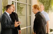 In Begleitung von Dr. Tom Loman (Christian Clemenson, hinten r.) stellt Horatio (David Caruso, 2.v.r.) Dr. Allan Beckham (Alan Ruck, l.) zur Rede, der Phoenicks alias Phoebe Nichols unter Drogen gesetzt hat.  +++