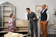 Gregor hilft beim Schrankaufbau in Leons und Sevims neuer Wohnung. Von links: Gregor (Holger Matthias Wilhelm), Leon (Joel Akgün) und Hubert (Bernhard Ulrich).