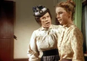 Laura (Melissa Gilbert , r.) platzt vor Wut, denn Mrs. Oleson (Katherine MacGregor, l.) kritisiert in sehr unsachlicher Weise ihren Unterricht.
