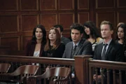 Denken über die Momente nach, in denen sie selbst mit dem Gesetz in Konflikt geraten sind: Ted (Josh Radnor, vorne 2.v.r.), Barney (Neil Patrick Harris, vorne r.), Lily (Alyson Hannigan, vorne 2.v.l.) und Robin (Cobie Smulders, vorne l.) ...