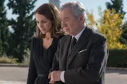 Ana Rivera (Paula Echevarría, l.); Don Emilio López (José Sacristán, r.)