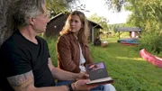 Endlich die Wahrheit: Katharina (Valerie Niehaus) überreicht Juri (Dirk Borchardt) ein Fotoalbum mit Bildern von Paul.