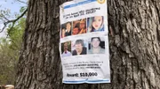 Plakate von ermordeten Menschen an einem Baum