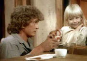 Diesen Abend muss sich Charles (Michael Landon, l.) um die kleine Grace kümmern. Denn Caroline arbeitet noch in der Restaurantküche.