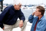 Dr. Mark Sloan (Dick Van Dyke, l.) unterhält sich mit Richter Peter McReynolds (Robert Stack, r.)