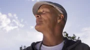 Brad Carrigan blickt in den Himmel